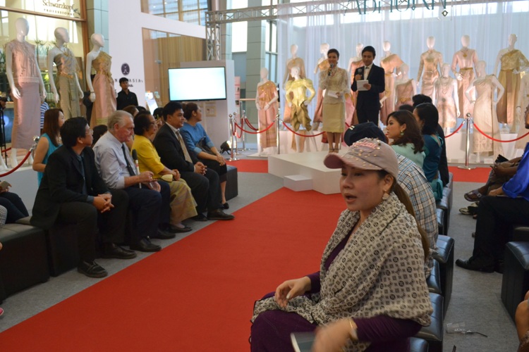 ครงการอาภรณ์ ๒ นิทรรศการ ชุดไทยด้วยรัก 