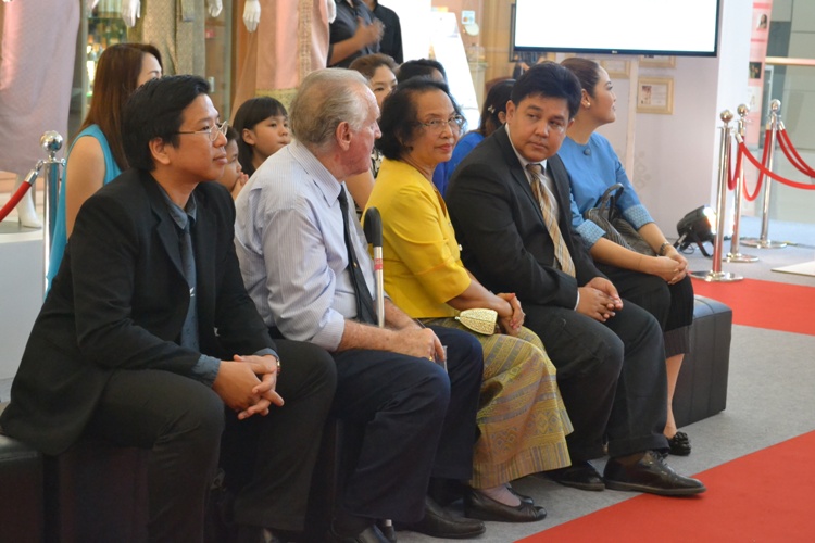 ครงการอาภรณ์ ๒ นิทรรศการ ชุดไทยด้วยรัก 