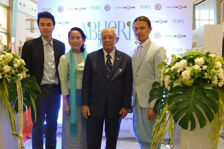ครงการอาภรณ์ ๒ นิทรรศการ ชุดไทยด้วยรัก 