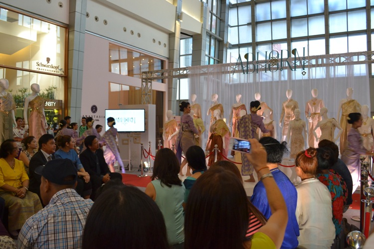ครงการอาภรณ์ ๒ นิทรรศการ ชุดไทยด้วยรัก 