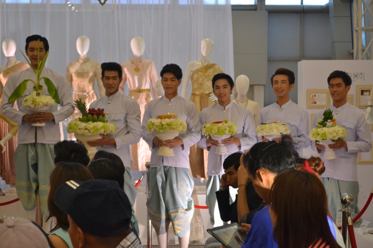 ครงการอาภรณ์ ๒ นิทรรศการ ชุดไทยด้วยรัก 