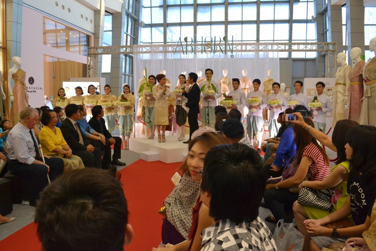 ครงการอาภรณ์ ๒ นิทรรศการ ชุดไทยด้วยรัก 