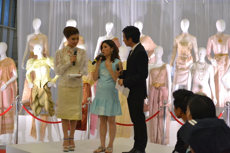 ครงการอาภรณ์ ๒ นิทรรศการ ชุดไทยด้วยรัก 