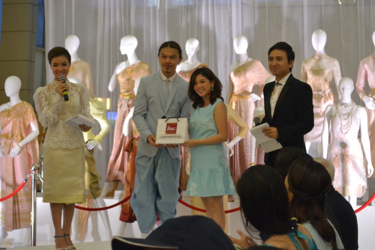 ครงการอาภรณ์ ๒ นิทรรศการ ชุดไทยด้วยรัก 