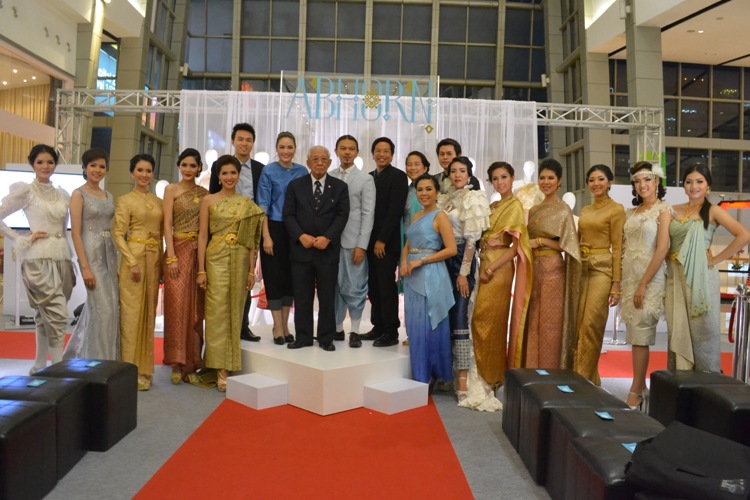ครงการอาภรณ์ ๒ นิทรรศการ ชุดไทยด้วยรัก 