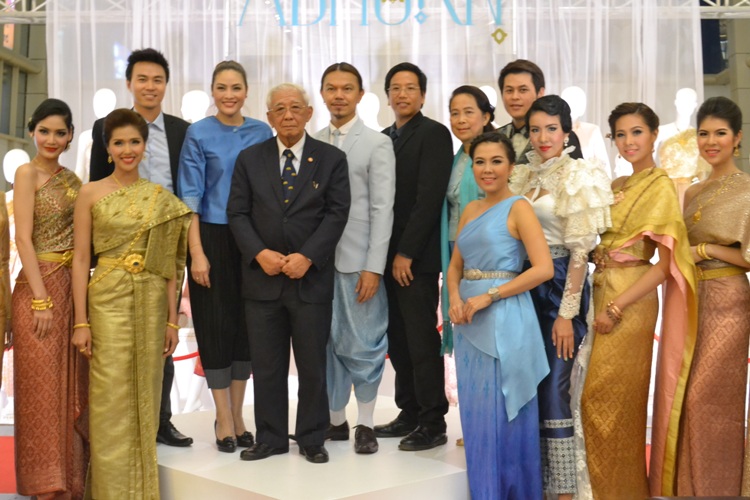 ครงการอาภรณ์ ๒ นิทรรศการ ชุดไทยด้วยรัก 