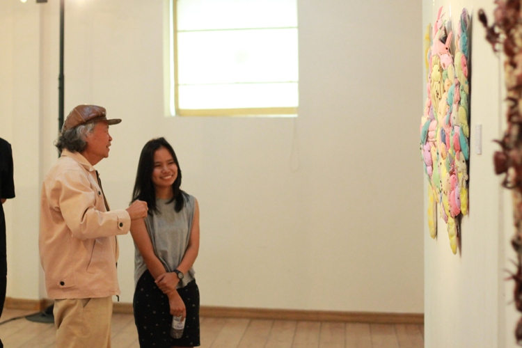 นิทรรศการจัดแสดงผลงานศิลปะนิพนธ์ของนิสิตชั้นปีที่ 4 สาขาวิชาออกแบบทัศนศิลป์ ปีการศึกษา 2556  