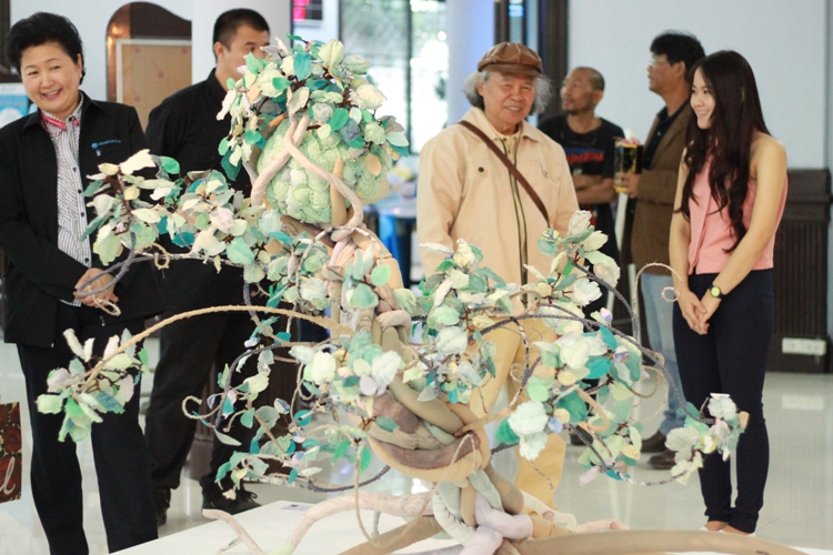 นิทรรศการจัดแสดงผลงานศิลปะนิพนธ์ของนิสิตชั้นปีที่ 4 สาขาวิชาออกแบบทัศนศิลป์ ปีการศึกษา 2556  
