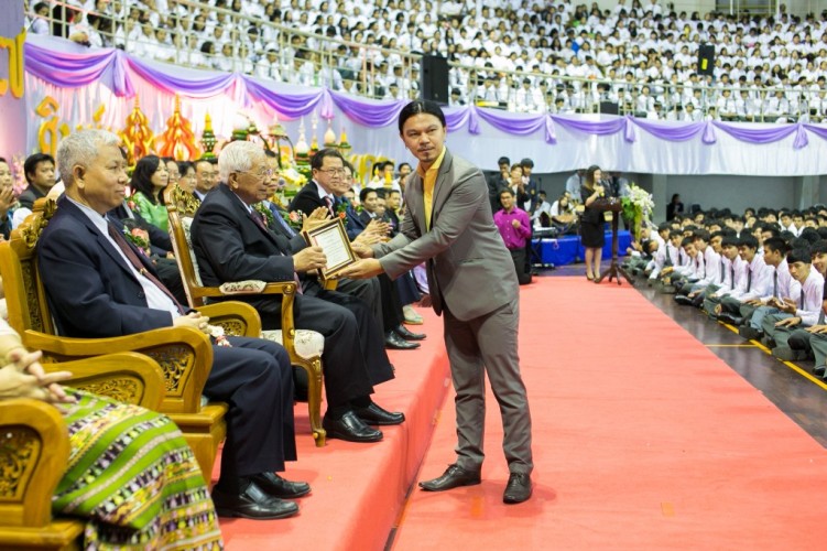 พิธีมอบเกียรติบัตรนิสิตยอดเยี่ยม นิสิตที่มีผลงานดีเด่น สร้างชื่อเสียงให้กับมหาวิทยาลัย และอาจารย์ที่ปรึกษาผลงานนิสิต ประจำปีการศึกษา 2556
