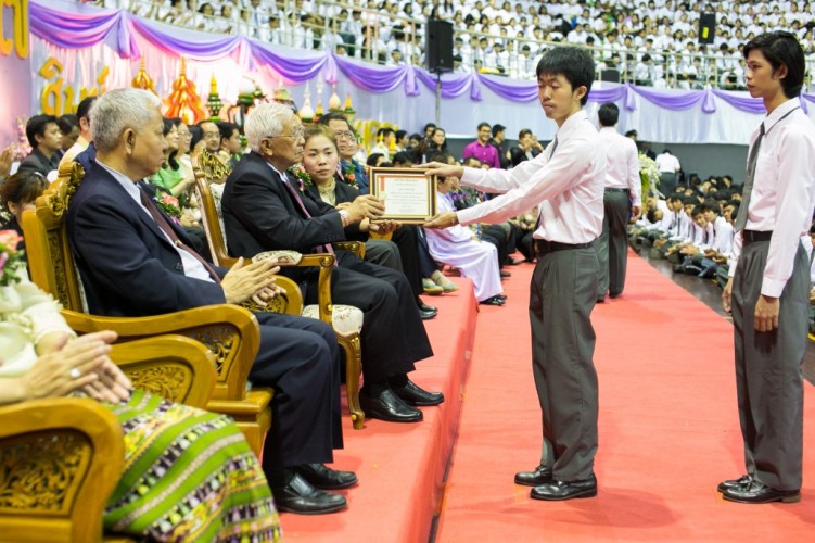 พิธีมอบเกียรติบัตรนิสิตยอดเยี่ยม นิสิตที่มีผลงานดีเด่น สร้างชื่อเสียงให้กับมหาวิทยาลัย และอาจารย์ที่ปรึกษาผลงานนิสิต ประจำปีการศึกษา 2556