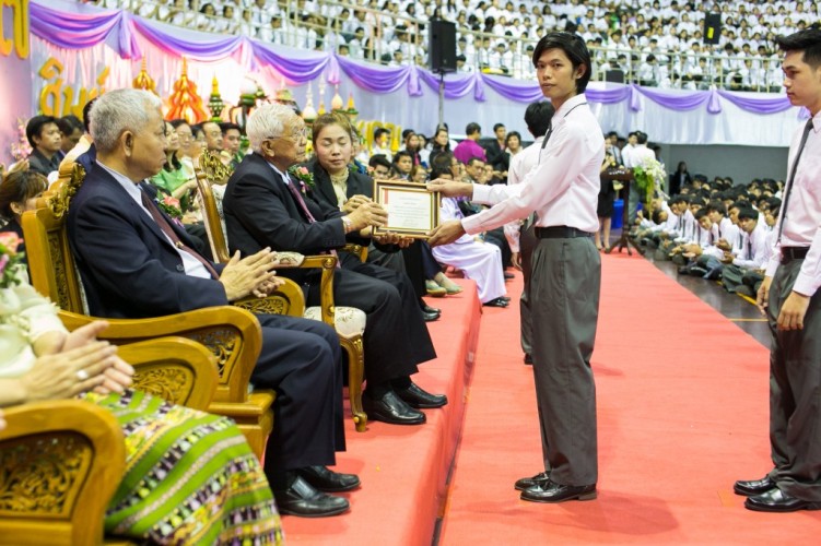 พิธีมอบเกียรติบัตรนิสิตยอดเยี่ยม นิสิตที่มีผลงานดีเด่น สร้างชื่อเสียงให้กับมหาวิทยาลัย และอาจารย์ที่ปรึกษาผลงานนิสิต ประจำปีการศึกษา 2556