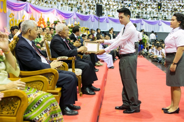 พิธีมอบเกียรติบัตรนิสิตยอดเยี่ยม นิสิตที่มีผลงานดีเด่น สร้างชื่อเสียงให้กับมหาวิทยาลัย และอาจารย์ที่ปรึกษาผลงานนิสิต ประจำปีการศึกษา 2556
