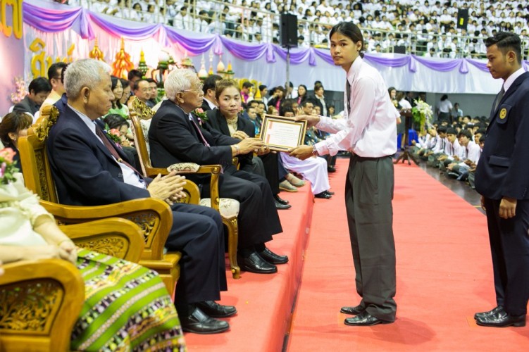 พิธีมอบเกียรติบัตรนิสิตยอดเยี่ยม นิสิตที่มีผลงานดีเด่น สร้างชื่อเสียงให้กับมหาวิทยาลัย และอาจารย์ที่ปรึกษาผลงานนิสิต ประจำปีการศึกษา 2556