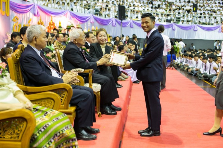 พิธีมอบเกียรติบัตรนิสิตยอดเยี่ยม นิสิตที่มีผลงานดีเด่น สร้างชื่อเสียงให้กับมหาวิทยาลัย และอาจารย์ที่ปรึกษาผลงานนิสิต ประจำปีการศึกษา 2556