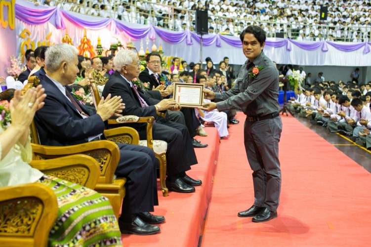 พิธีมอบเกียรติบัตรนิสิตยอดเยี่ยม นิสิตที่มีผลงานดีเด่น สร้างชื่อเสียงให้กับมหาวิทยาลัย และอาจารย์ที่ปรึกษาผลงานนิสิต ประจำปีการศึกษา 2556