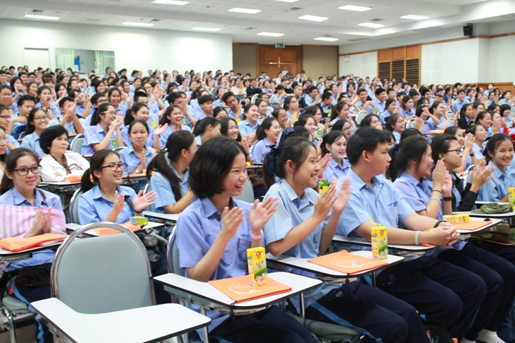 แนะแนวนักเรียนชั้นมัธยมศึกษา ปีที่ 6 โรงเรียนนารีรัตน์ จังหวัดแพร่