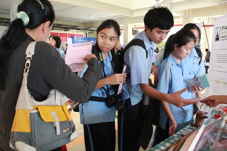 แนะแนวนักเรียนชั้นมัธยมศึกษา ปีที่ 6 โรงเรียนนารีรัตน์ จังหวัดแพร่