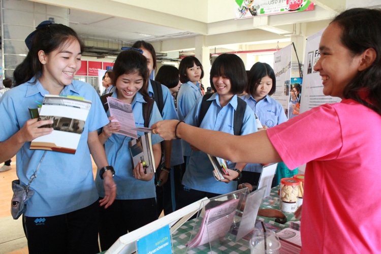 แนะแนวนักเรียนชั้นมัธยมศึกษา ปีที่ 6 โรงเรียนนารีรัตน์ จังหวัดแพร่