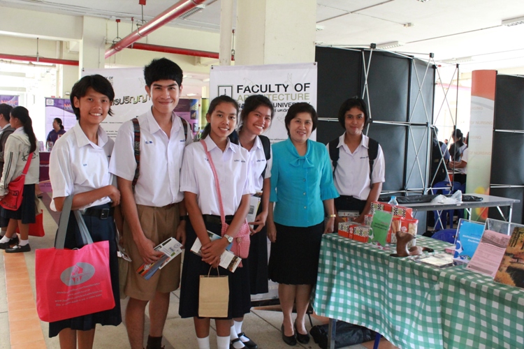 แนะแนวนักเรียนชั้นมัธยมศึกษา ปีที่ 6 โรงเรียนนารีรัตน์ จังหวัดแพร่