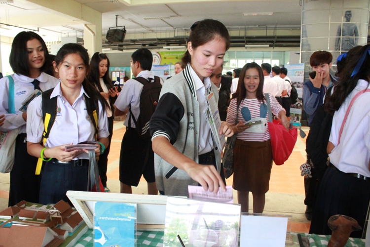 แนะแนวนักเรียนชั้นมัธยมศึกษา ปีที่ 6 โรงเรียนนารีรัตน์ จังหวัดแพร่