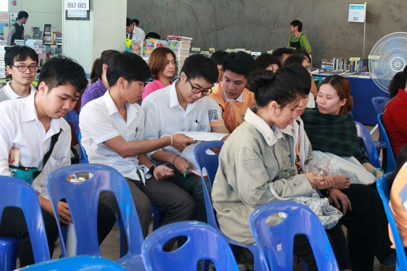 รศ.สุทัศน์ เยี่ยมวัฒนา เป็นวิทยากรบรรยายในงาน NU BOOK FAIR 2015 