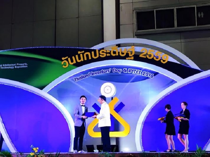 ดร.ดนัย เรียบสกุล ได้รับรางวัลสภาวิจัยแห่งชาติ : รางวัลวิทยานิพนธ์ระดับดี ประจำปี 2558 