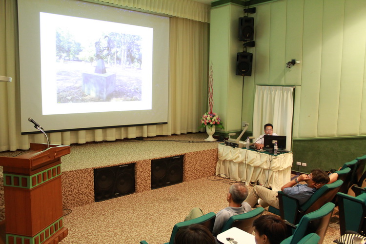 บรรยายพิเศษ หัวข้อ " การสร้างกิจกรรมและขบวนการดำเนินโครงการศิลปวัฒนธรรมสำหรับชุมชน และแนวคิดการทำงานสร้างสรรค์ด้านทัศนศิลป์" 