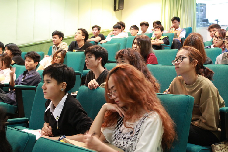 บรรยายพิเศษ หัวข้อ " การสร้างกิจกรรมและขบวนการดำเนินโครงการศิลปวัฒนธรรมสำหรับชุมชน และแนวคิดการทำงานสร้างสรรค์ด้านทัศนศิลป์" 