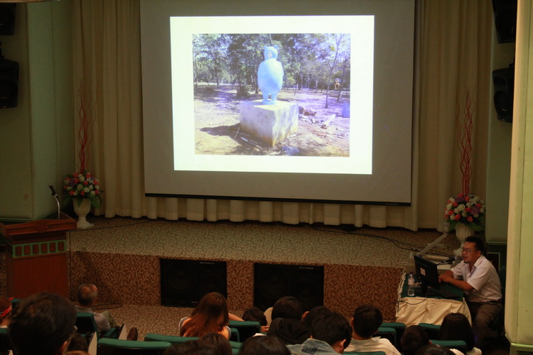 บรรยายพิเศษ หัวข้อ " การสร้างกิจกรรมและขบวนการดำเนินโครงการศิลปวัฒนธรรมสำหรับชุมชน และแนวคิดการทำงานสร้างสรรค์ด้านทัศนศิลป์" 