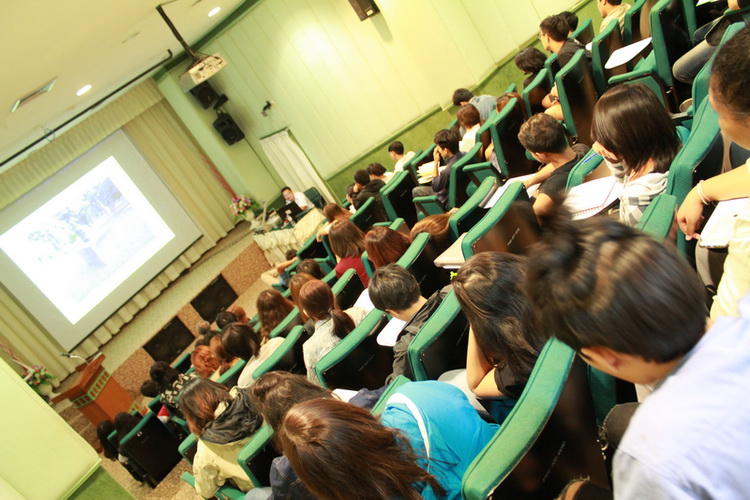 บรรยายพิเศษ หัวข้อ " การสร้างกิจกรรมและขบวนการดำเนินโครงการศิลปวัฒนธรรมสำหรับชุมชน และแนวคิดการทำงานสร้างสรรค์ด้านทัศนศิลป์" 