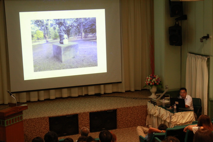 บรรยายพิเศษ หัวข้อ " การสร้างกิจกรรมและขบวนการดำเนินโครงการศิลปวัฒนธรรมสำหรับชุมชน และแนวคิดการทำงานสร้างสรรค์ด้านทัศนศิลป์" 