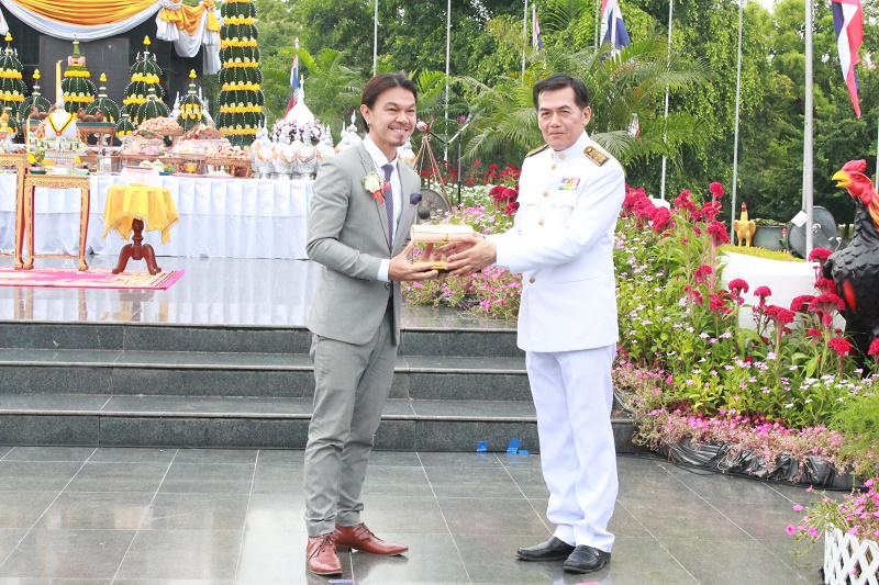 ดร.ดนัย เรียบสกุล ได้รับโล่เกียรติยศบุคลากรดีเด่น มหาวิทยาลัยนเรศวร ประจำปี 2559