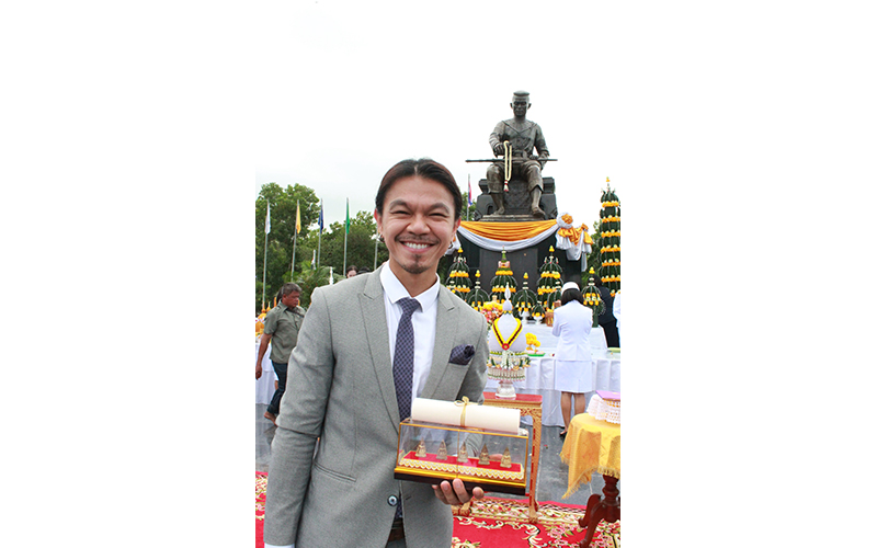 ดร.ดนัย เรียบสกุล ได้รับโล่เกียรติยศบุคลากรดีเด่น มหาวิทยาลัยนเรศวร ประจำปี 2559