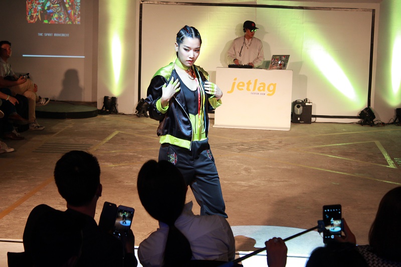 นิสิตจัดแสดงแฟชั่นโชว์ "Jetlag” 