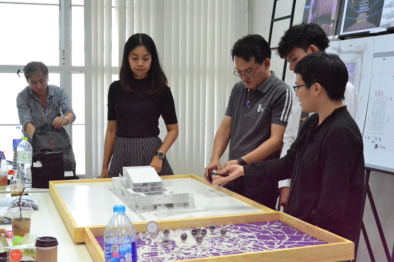 ตรวจผลงานวิทยานิพนธ์ นิสิตชั้นปีที่ 5 สาขาสถาปัตยกรรม ประจำปีการศึกษา 2559