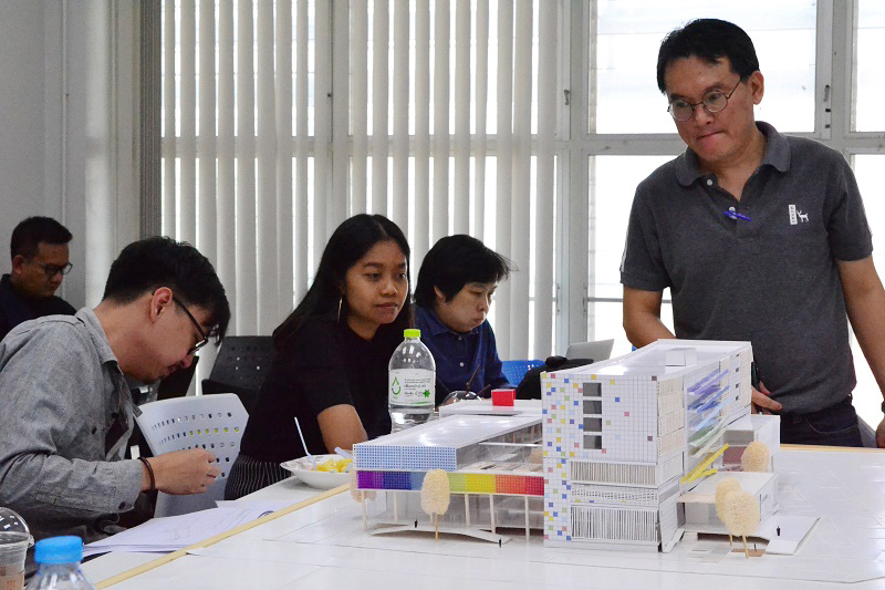 ตรวจผลงานวิทยานิพนธ์ นิสิตชั้นปีที่ 5 สาขาสถาปัตยกรรม ประจำปีการศึกษา 2559