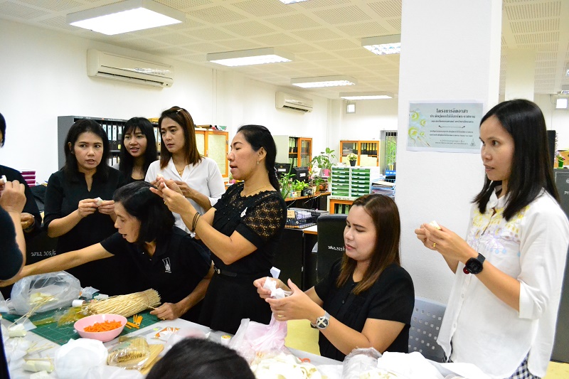 ประดิษฐ์ดอกไม้จันทร์พระราชทาน โครงการ "จิตอาสาประดิษฐ์ดอกไม้จันทร์พระราชทาน" 