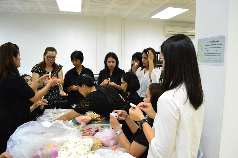 ประดิษฐ์ดอกไม้จันทร์พระราชทาน โครงการ "จิตอาสาประดิษฐ์ดอกไม้จันทร์พระราชทาน" 