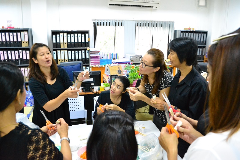 ประดิษฐ์ดอกไม้จันทร์พระราชทาน โครงการ "จิตอาสาประดิษฐ์ดอกไม้จันทร์พระราชทาน" 