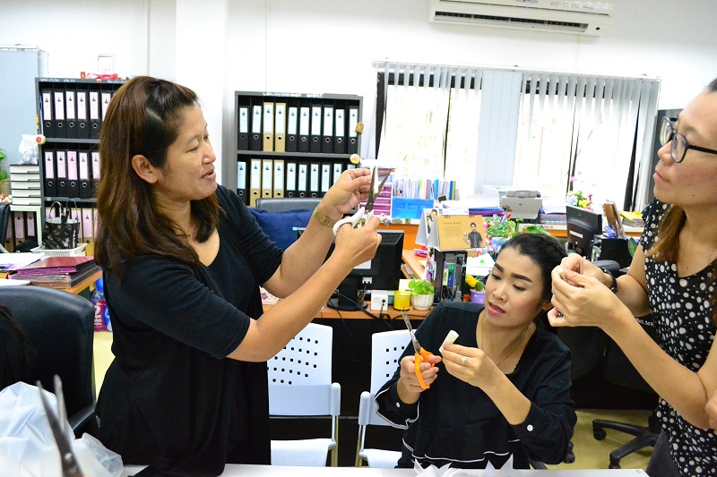 ประดิษฐ์ดอกไม้จันทร์พระราชทาน โครงการ "จิตอาสาประดิษฐ์ดอกไม้จันทร์พระราชทาน" 