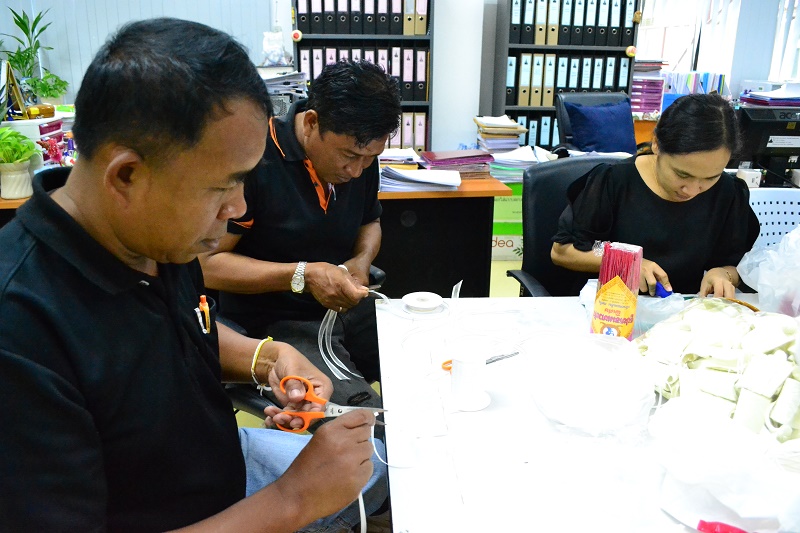 ประดิษฐ์ดอกไม้จันทร์พระราชทาน โครงการ "จิตอาสาประดิษฐ์ดอกไม้จันทร์พระราชทาน" 