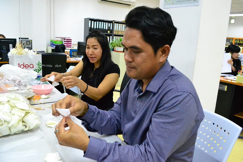ประดิษฐ์ดอกไม้จันทร์พระราชทาน โครงการ "จิตอาสาประดิษฐ์ดอกไม้จันทร์พระราชทาน" 