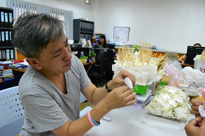ประดิษฐ์ดอกไม้จันทร์พระราชทาน โครงการ "จิตอาสาประดิษฐ์ดอกไม้จันทร์พระราชทาน" 
