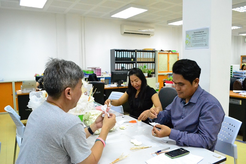 ประดิษฐ์ดอกไม้จันทร์พระราชทาน โครงการ "จิตอาสาประดิษฐ์ดอกไม้จันทร์พระราชทาน" 