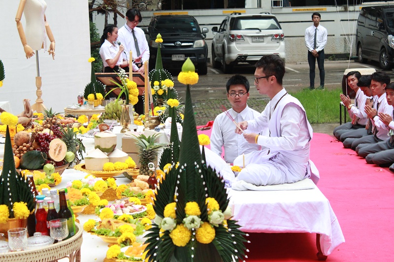 พิธีไหว้ครูและครอบครู ประจำปีการศึกษา 2560