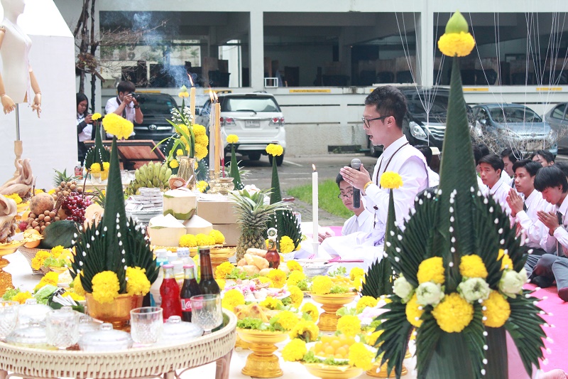 พิธีไหว้ครูและครอบครู ประจำปีการศึกษา 2560