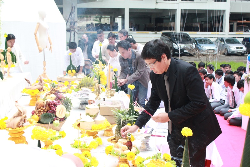 พิธีไหว้ครูและครอบครู ประจำปีการศึกษา 2560