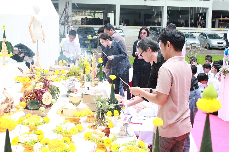 พิธีไหว้ครูและครอบครู ประจำปีการศึกษา 2560