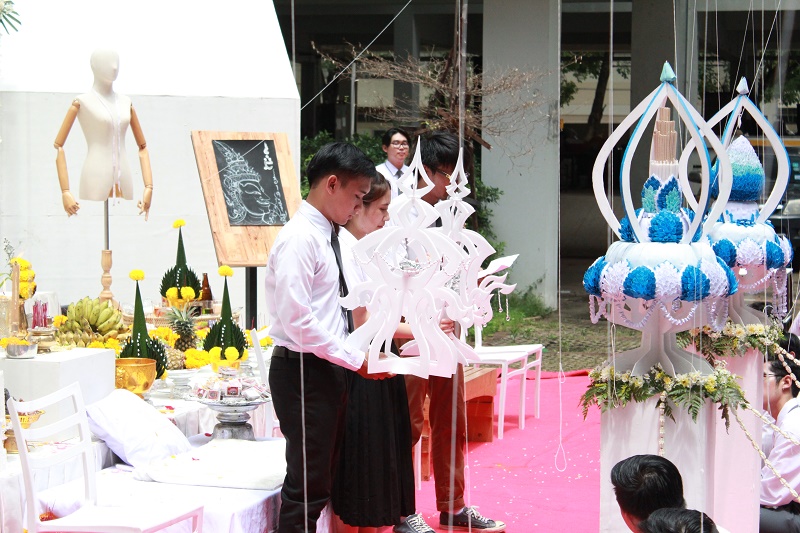 พิธีไหว้ครูและครอบครู ประจำปีการศึกษา 2560